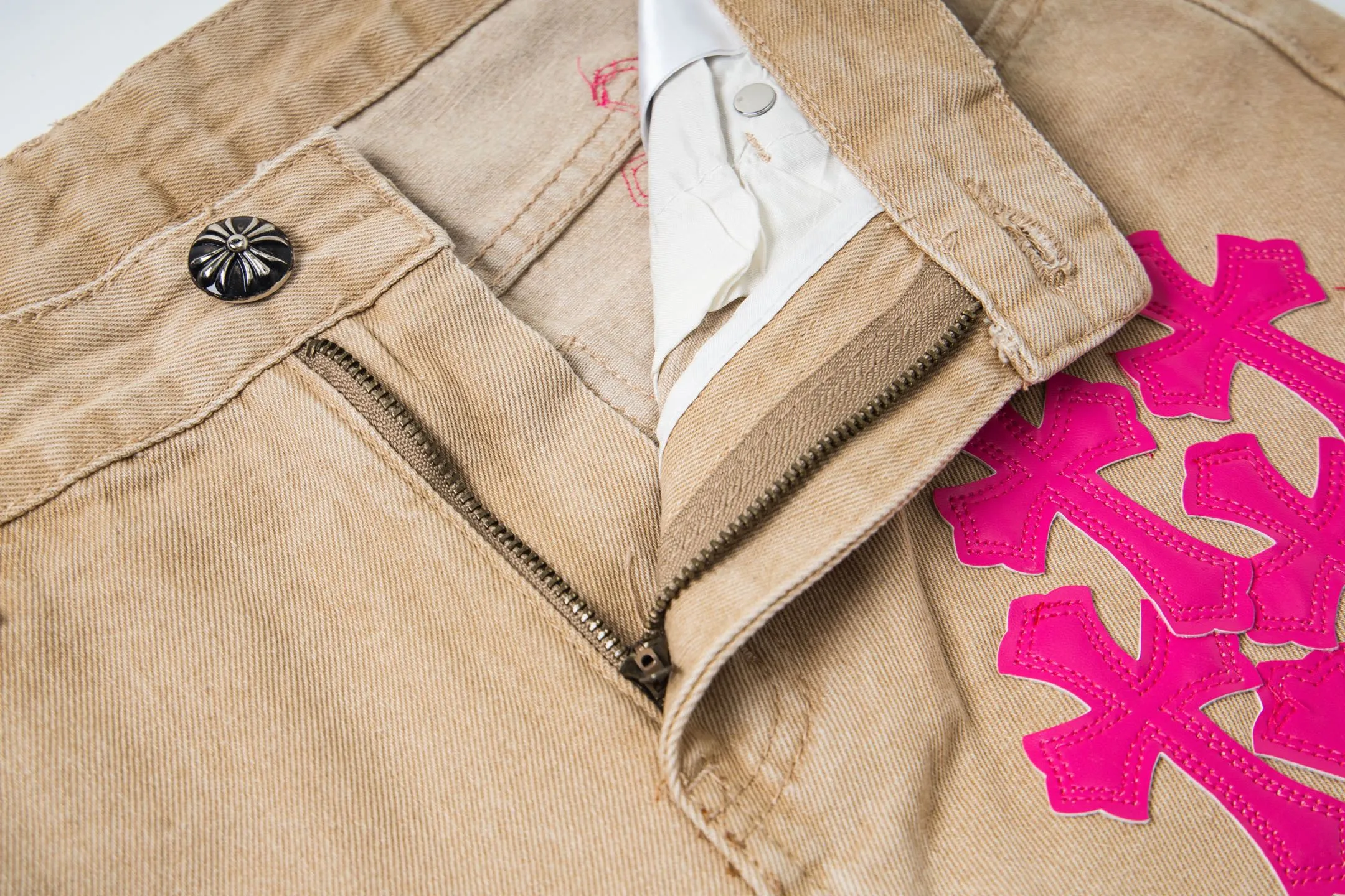 P240 Chrome Hearts 2025 New Miami Limited Couple Washed Jeans with Multiple Pink Cross Leather Labels is a hot item this season and is sought after by countless celebrities and fashionistas. The neat details of the cutting process add color to the playful fashion! The neat and meticulous design, and the well-fitting structure is unique. The upper body not only has outstanding recognition, but also looks younger and younger. A style with the ultimate wearing meaning and performance, gorgeous color matching, and the craftsmanship of this style is also extremely extraordinary. After the finished product is washed, it is disassembled and hand-made with sheepskin cross leather and then spliced ​​together to complete. The whole piece has too many craftsmanship to describe. It is decorated with patchwork cross flowers and high-waisted washed jeans! ! Absolutely high-end luxury product, a god-level single product, a super popular product, made with top heavy industry, a magic weapon that cannot be missed in the street. Style number: 1866# Size: 28 30 32 34 Color: khaki pink khaki black